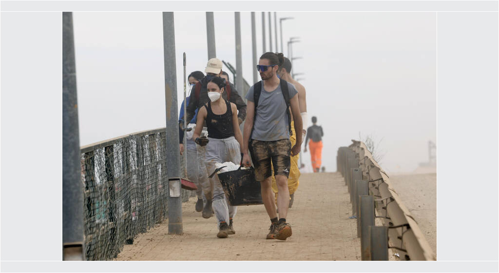 El polvo procedente del lodo reseco supone un problema añadido para los voluntarios que trabajan en municipios como Alfafar. / CHEMA MOYA (EFE) El polvo de la DANA dispara la alerta por la calidad del aire en Valencia