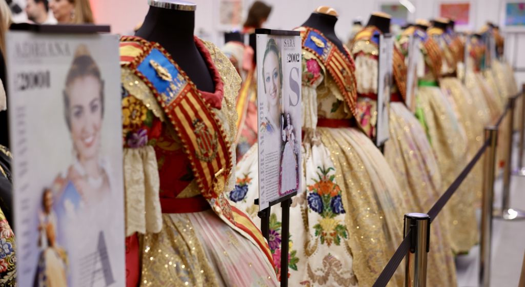 Algunos de los expolines acompañados de la foto de la FFMM que los ha lucido / JCF La mayor exposición de trajes de Falleras Mayores de Valencia abre sus puertas este fin de semana