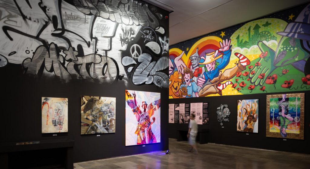 Dos de las paredes de la exposición / CCCC De las calles al museo: diez grafitis muestran la evolución del arte urbano valenciano