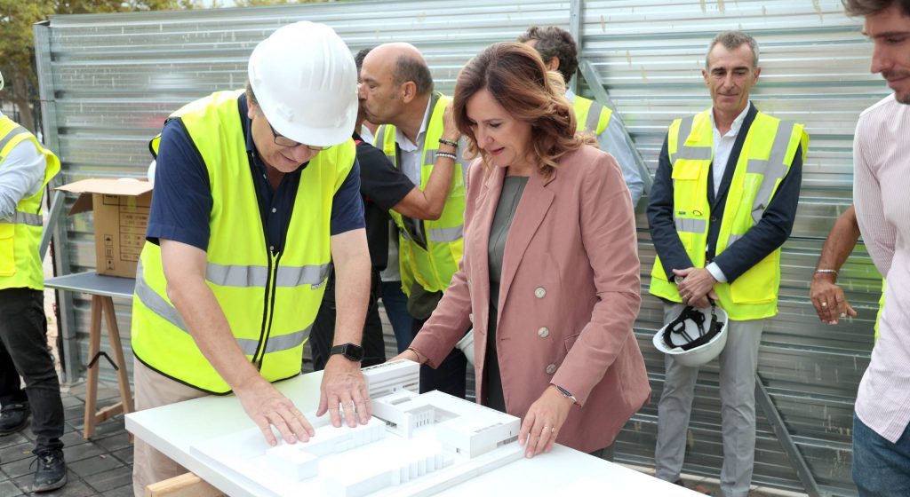 La alcaldesa de Valencia, María José Catalá, visita las obras del nuevo edificio de Bomberos.