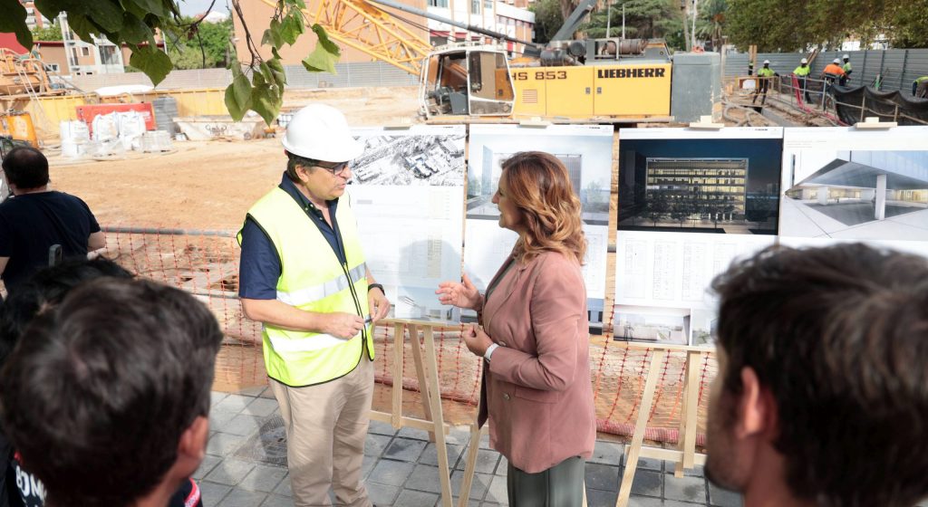 La alcaldesa de Valencia, María José Catalá, visita las obras del nuevo edificio de Bomberos.