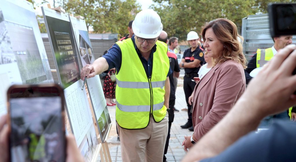 La alcaldesa de Valencia, María José Catalá, visita las obras del nuevo edificio de Bomberos.
