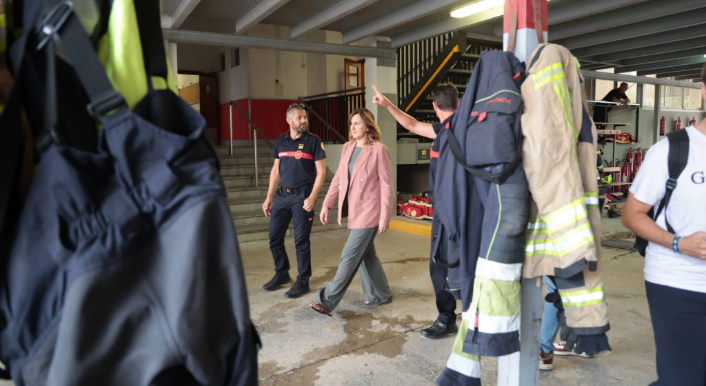 La alcaldesa de Valencia, Mara Jos Catal, visita las obras del nuevo edificio de Bomberos.
