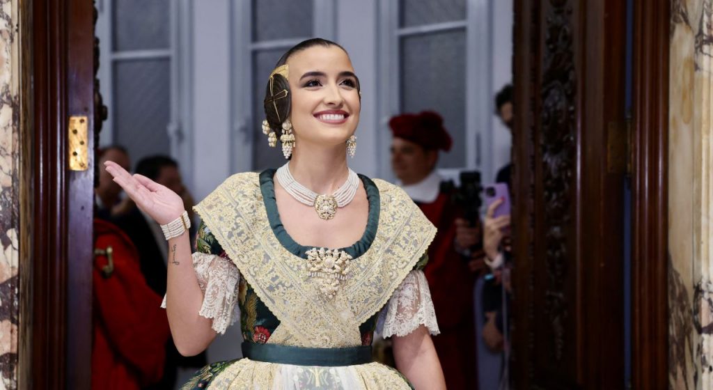 Carmen Prades entrando en el hemiciclo